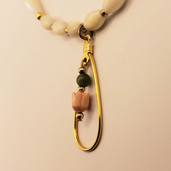 Very Pretty Mother of Pearl Oval Beaded Necklace With Rose and Jade Beads - Picture 5 of 9